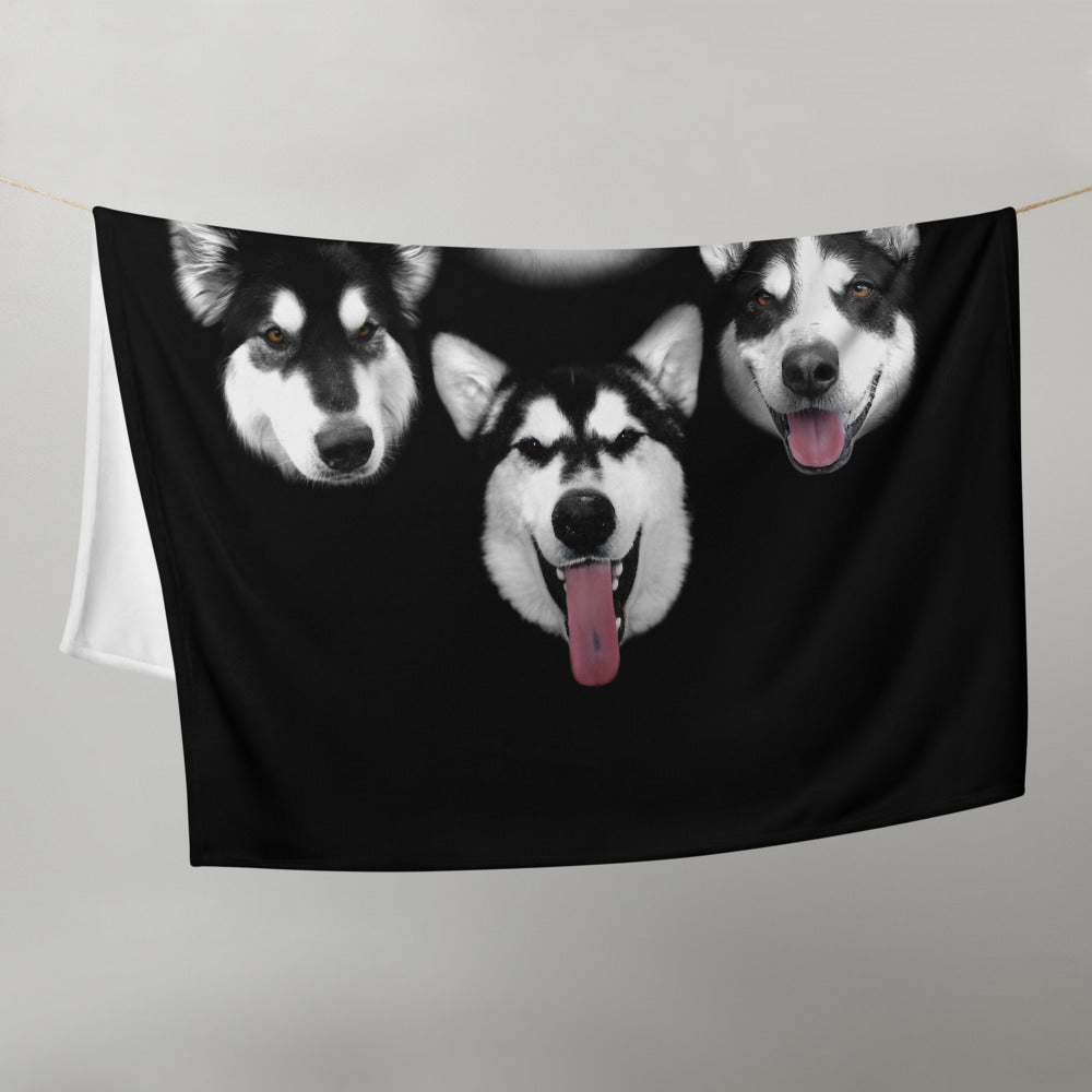 MALAMUTE KISS Throw Blanket